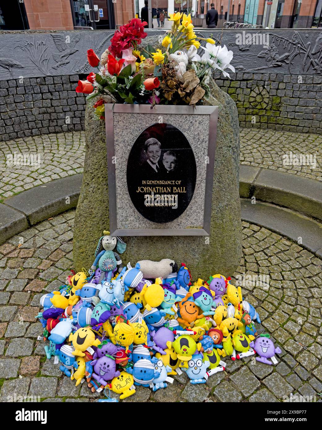 Memoriale a Jonathon Ball e Tim Parry, vittime della bomba dell'IRA in Bridge Street, Warrington 20/03/1993, Cheshire, Regno Unito, WA1 2HE Foto Stock