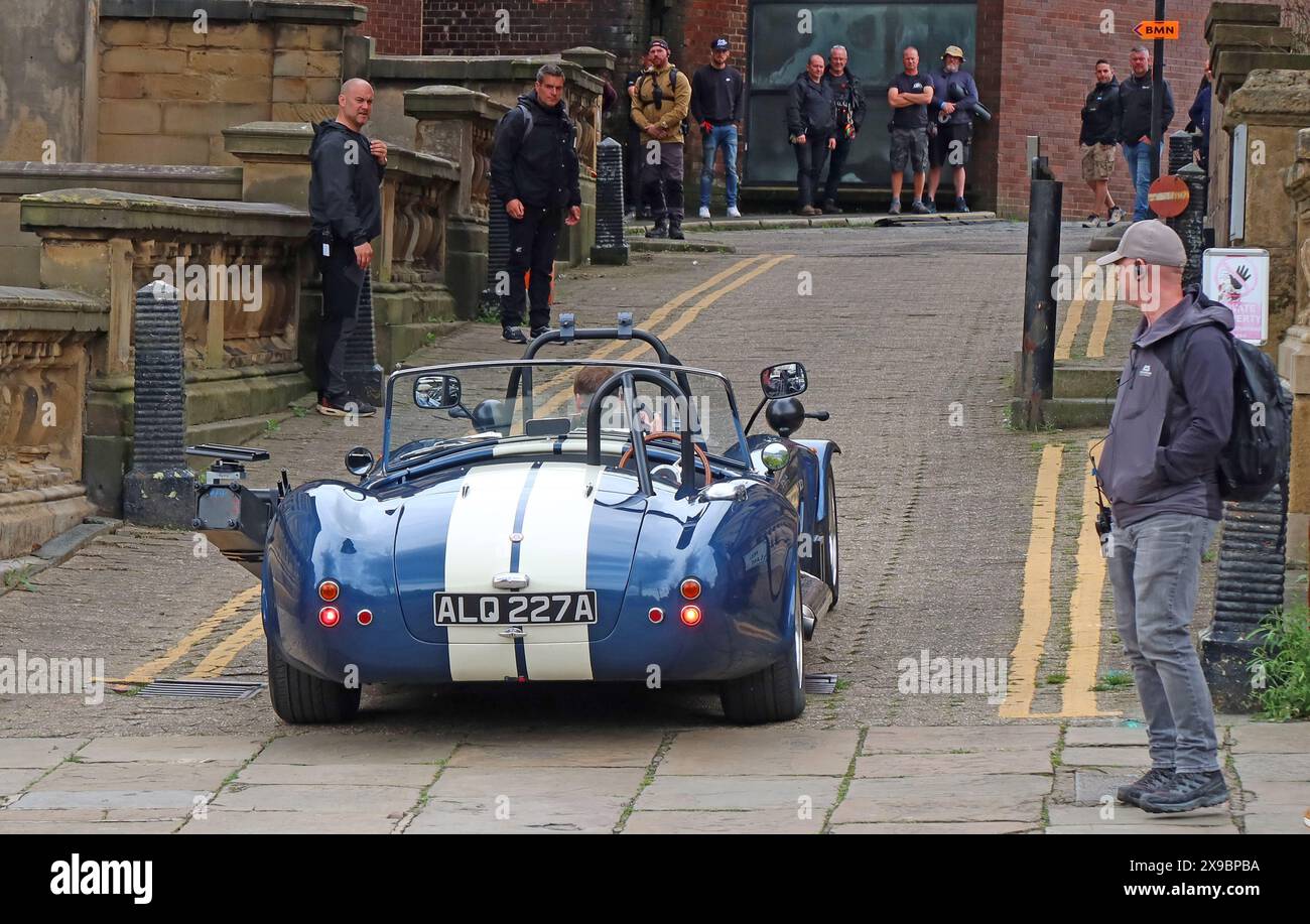 Guy Richie alla guida di un AC Cobra, ALQ227A filma Fountain of Youth, in Mill Lane, Liverpool City Centre, L3 8EL Foto Stock
