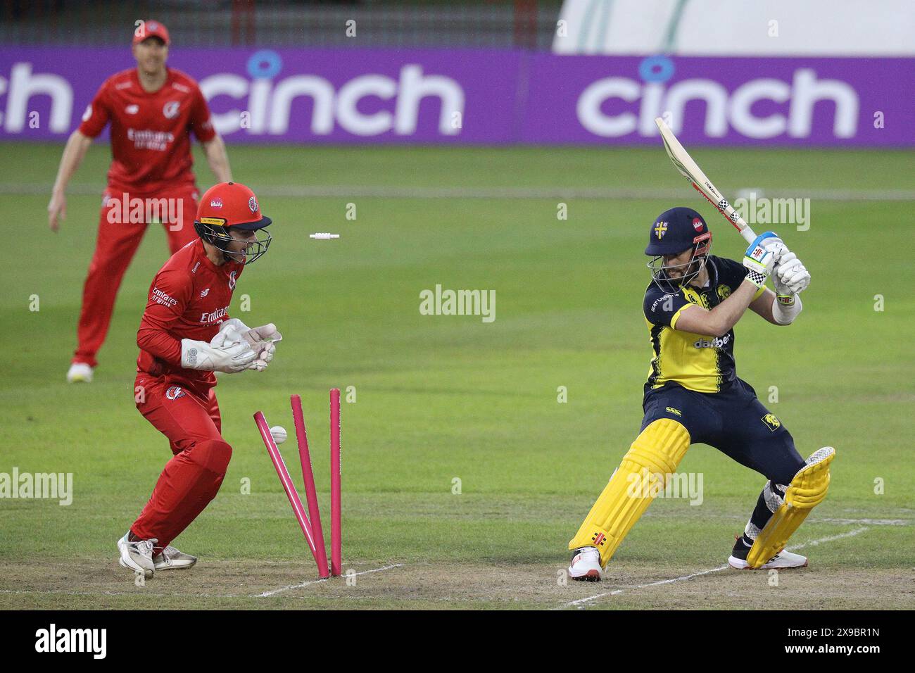 Ollie Robinson di Durham viene sconfitto da Chris Green del Lancashire Lightning durante il Vitality T20 Blast match tra Lancashire e Durham County Cricket Club all'Old Trafford, Manchester, giovedì 30 maggio 2024. (Foto: Robert Smith | mi News) crediti: MI News & Sport /Alamy Live News Foto Stock