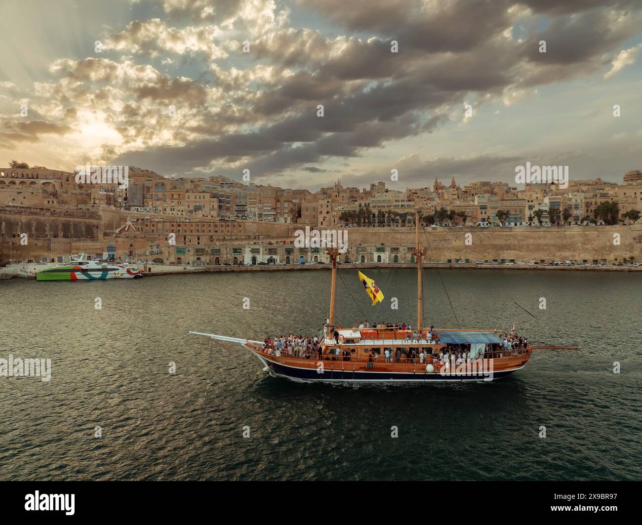 La nave da crociera turistica va al porto. Paesaggio urbano sul campidoglio di Malta Valletta sullo sfondo Foto Stock