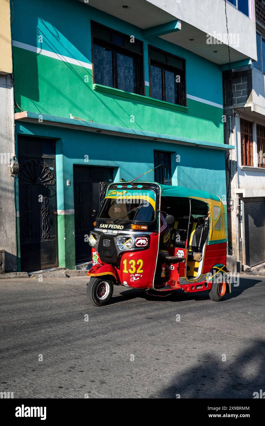 Risciò a motore in strada, San Pedro la Laguna, lago Atitlan, Guatemala Foto Stock