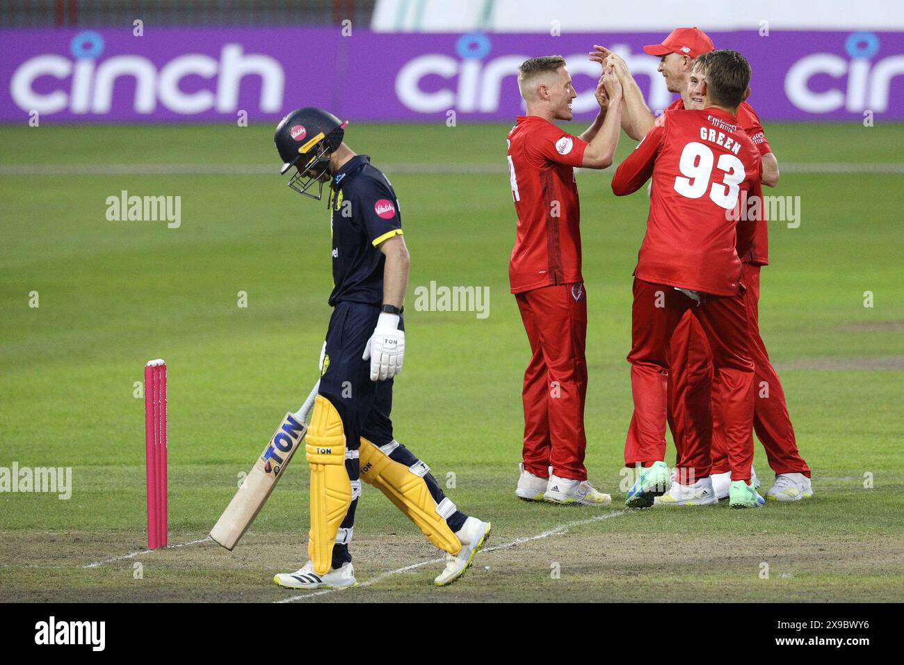 Il Lancashire celebra il wicket di Ashton Turner di Durham durante il Vitality T20 Blast match tra Lancashire e Durham County Cricket Club a Old Trafford, Manchester, giovedì 30 maggio 2024. (Foto: Robert Smith | mi News) crediti: MI News & Sport /Alamy Live News Foto Stock