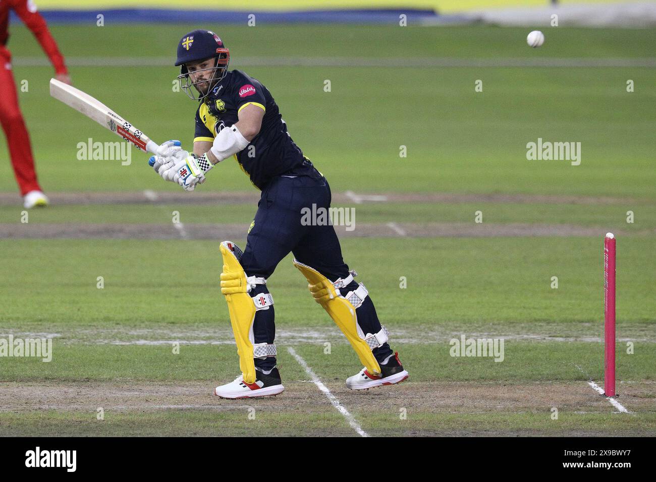 Ollie Robinson di Durham in battuta durante il Vitality T20 Blast match tra Lancashire e Durham County Cricket Club a Old Trafford, Manchester, giovedì 30 maggio 2024. (Foto: Robert Smith | mi News) crediti: MI News & Sport /Alamy Live News Foto Stock