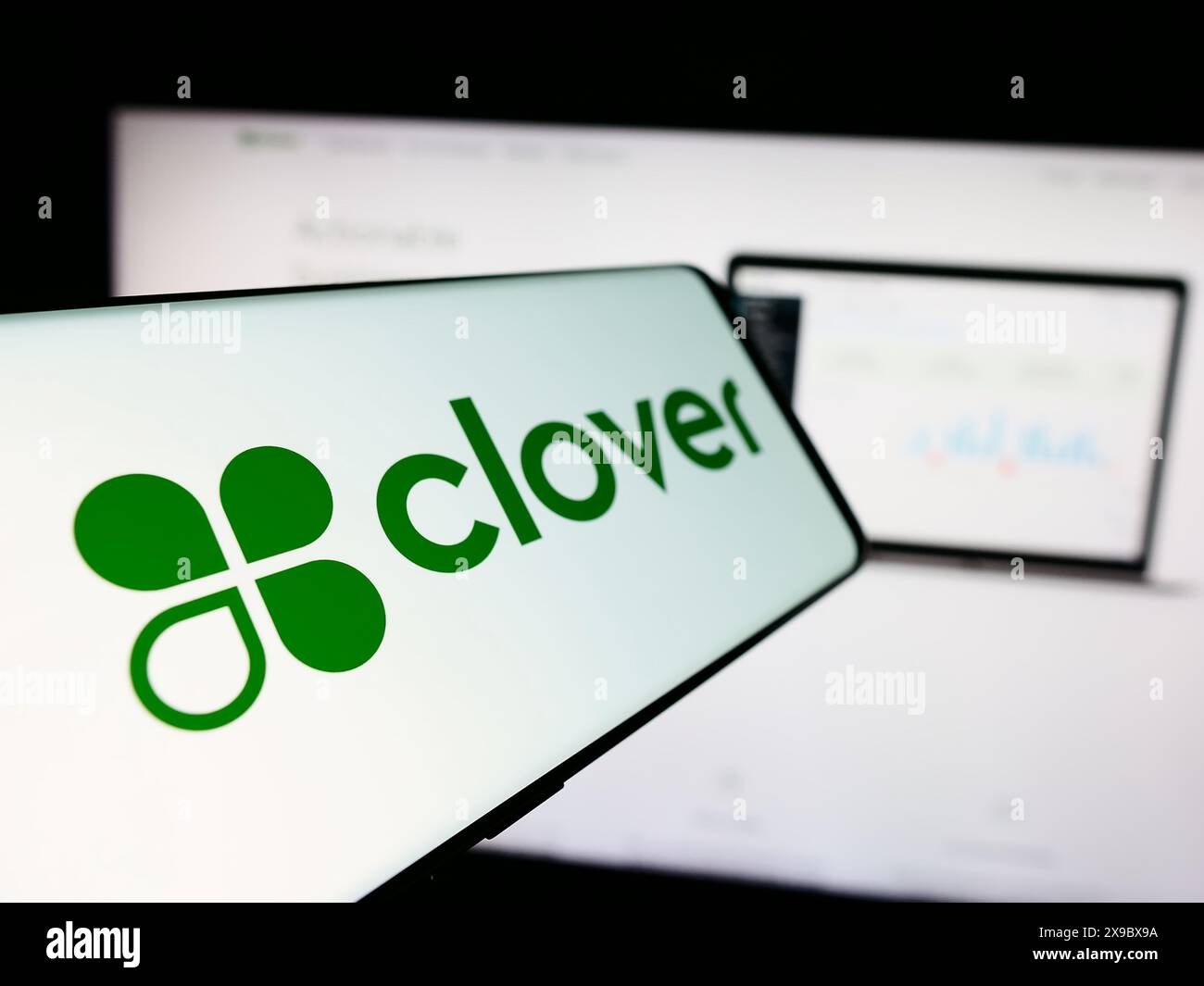 Telefono cellulare con logo della società americana di piattaforme POS Clover Network Inc. Davanti al sito Web. Mettere a fuoco la parte centrale sinistra del display del telefono. Foto Stock