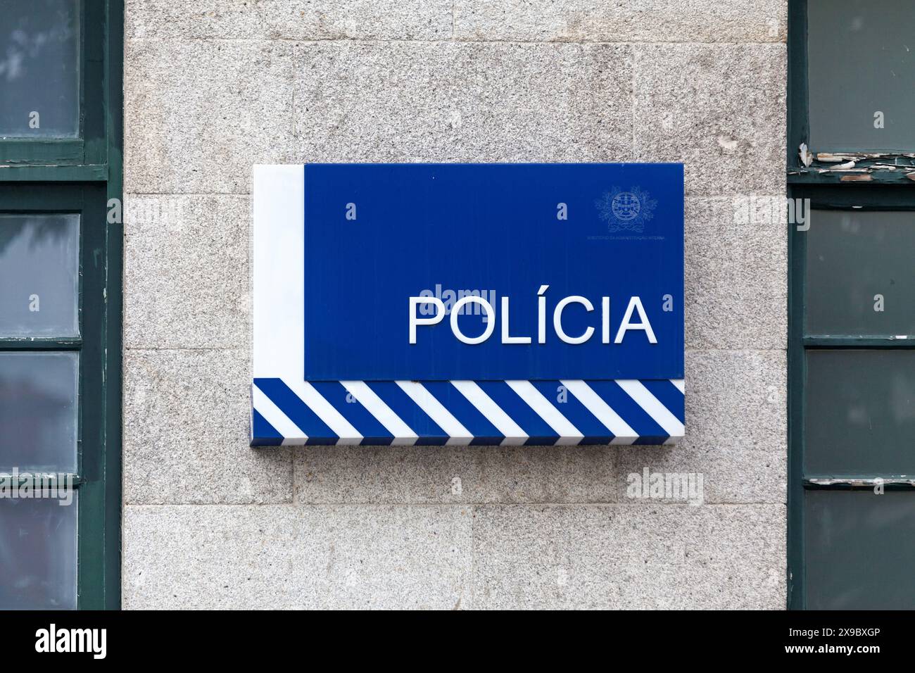 Cartello della polizia portoghese fuori da una stazione di polizia a Porto. Foto Stock