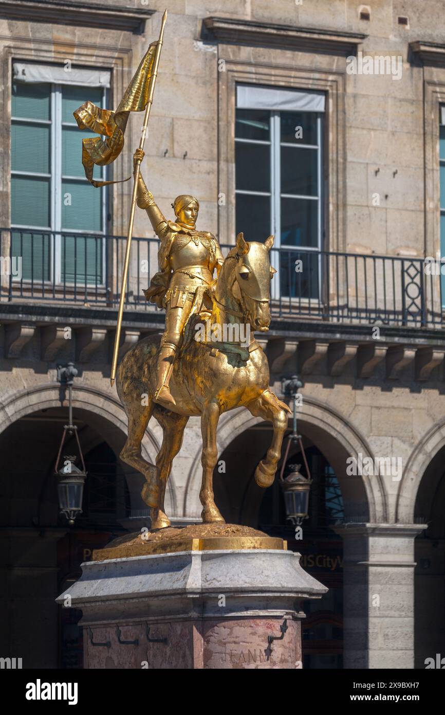 Statua equestre in bronzo dorato di Giovanna d'Arco in Place des Pyramides a Parigi, di Emmanuel Frémiet, 1874 Foto Stock