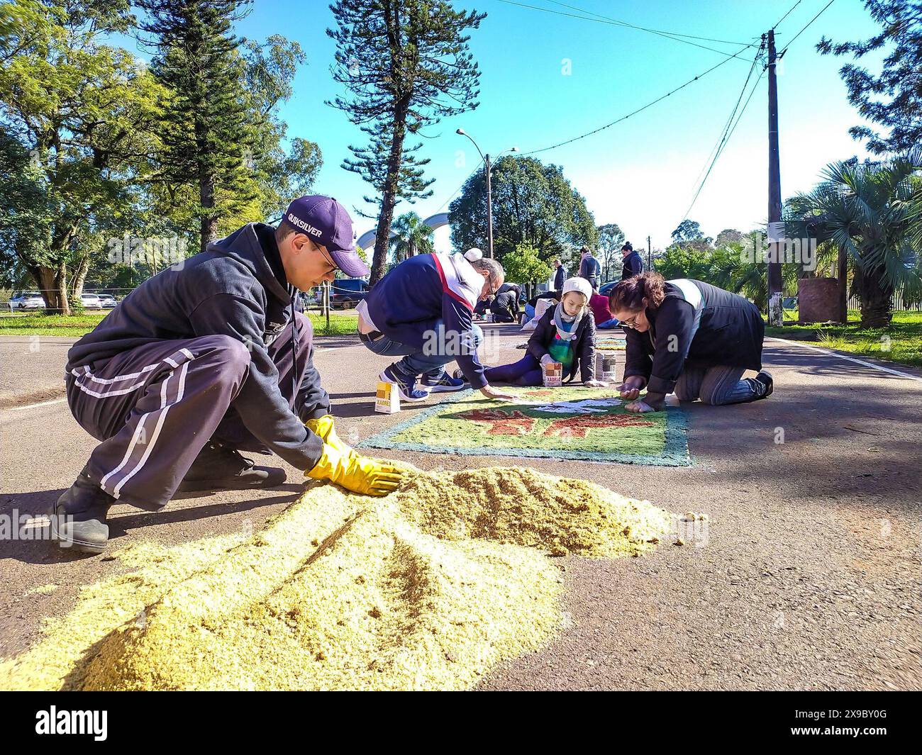 30 maggio 2024, passo fundo, Rio grande do sul, Brasile: Gli abitanti del passo fundo si preparano a celebrare la festa del Corpus Christi. Una tradizione notevole di questa vacanza è la realizzazione di tappeti segati, un'espressione artistica e religiosa che trasforma le strade della città in un colorato percorso di fede. La segatura, tinta in diversi colori, viene utilizzata per creare immagini e disegni che rappresentano scene bibliche e simboli religiosi. (Credit Image: © Rafael Dalbosco/TheNEWS2 via ZUMA Press Wire) SOLO PER USO EDITORIALE! Non per USO commerciale! Foto Stock