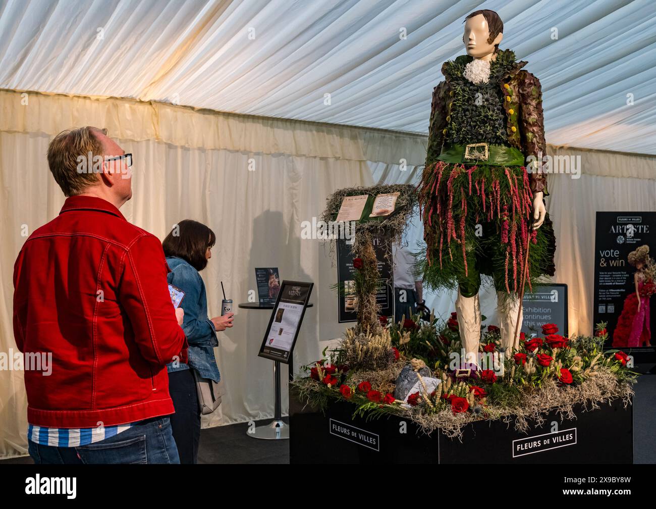 Royal Botanic Gardens, Edimburgo, Scozia, Regno Unito, 30 maggio 2024. Fleurs de Ville Artiste celebra la fioritura di fioristi di talento che raffigurano i favoriti della Scozia come Robert Burns, Billy Connolly, Alexander McQueen, Charles Rennie Mackintosh, Annie Lennox, John Byrne, Nicola Benedetti, Bonnie Prince Charlie. Lo spettacolo aprirà domani fino al 9 giugno. Nella foto: Una rappresentazione floreale di Robert Burns. Crediti: Sally Anderson/Alamy Live News Foto Stock