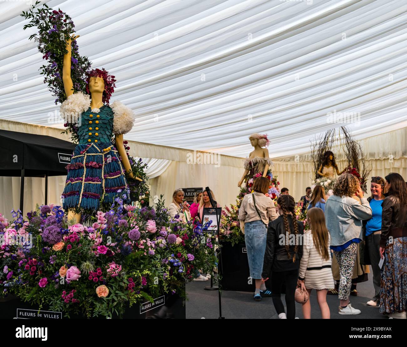 Royal Botanic Gardens, Edimburgo, Scozia, Regno Unito, 30 maggio 2024. Fleurs de Ville Artiste celebra la fioritura di fioristi di talento che raffigurano i favoriti della Scozia come Robert Burns, Billy Connolly, Alexander McQueen, Charles Rennie Mackintosh, Annie Lennox, John Byrne, Nicola Benedetti, Bonnie Prince Charlie. Lo spettacolo aprirà domani fino al 9 giugno. Crediti: Sally Anderson/Alamy Live News Foto Stock