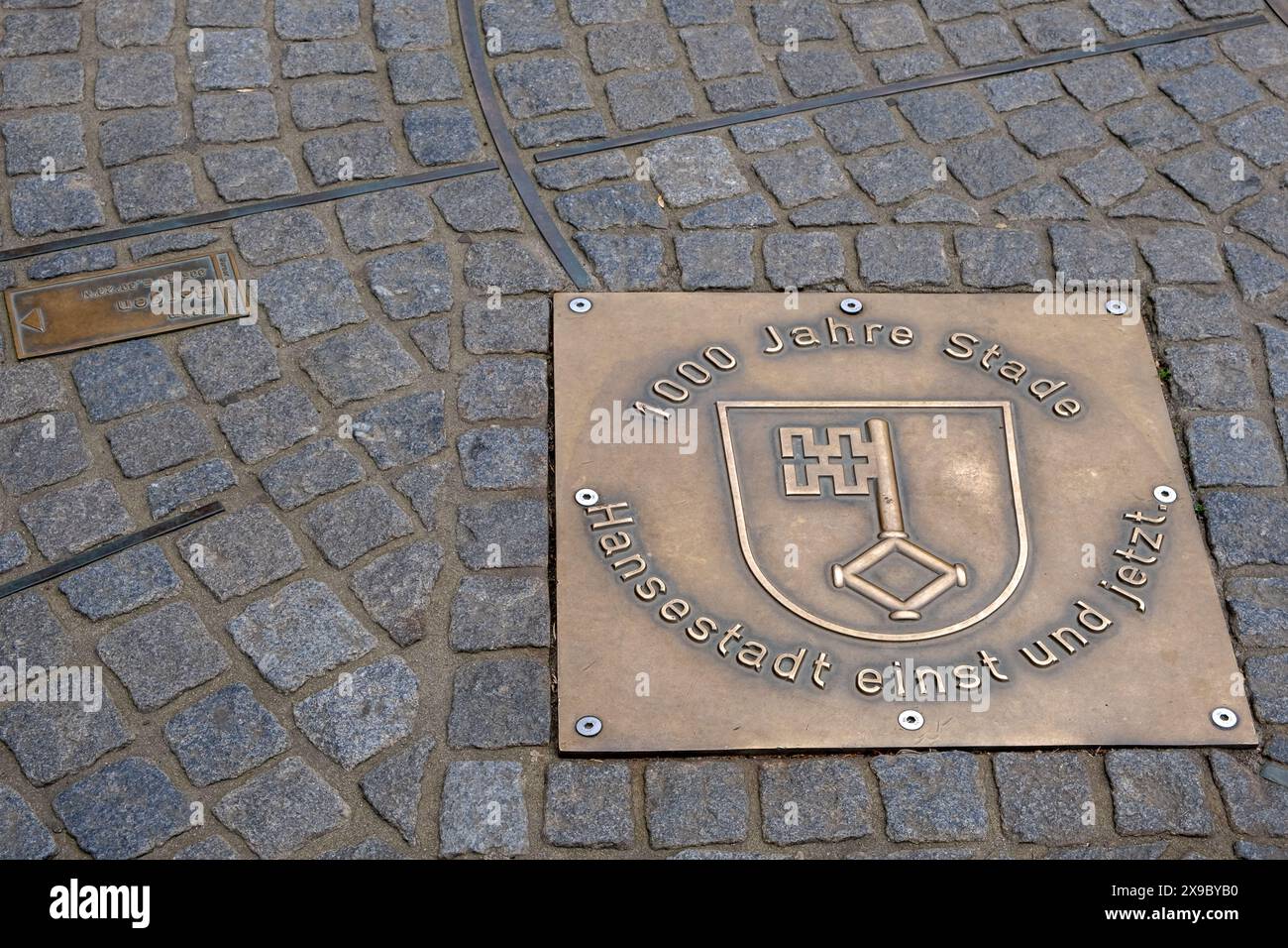 Stade, Niedersachsen Germania - 05 03 2024: Veduta di un cartello sui ciottoli con un'iscrizione tedesca sullo Stade della città anseatica Foto Stock