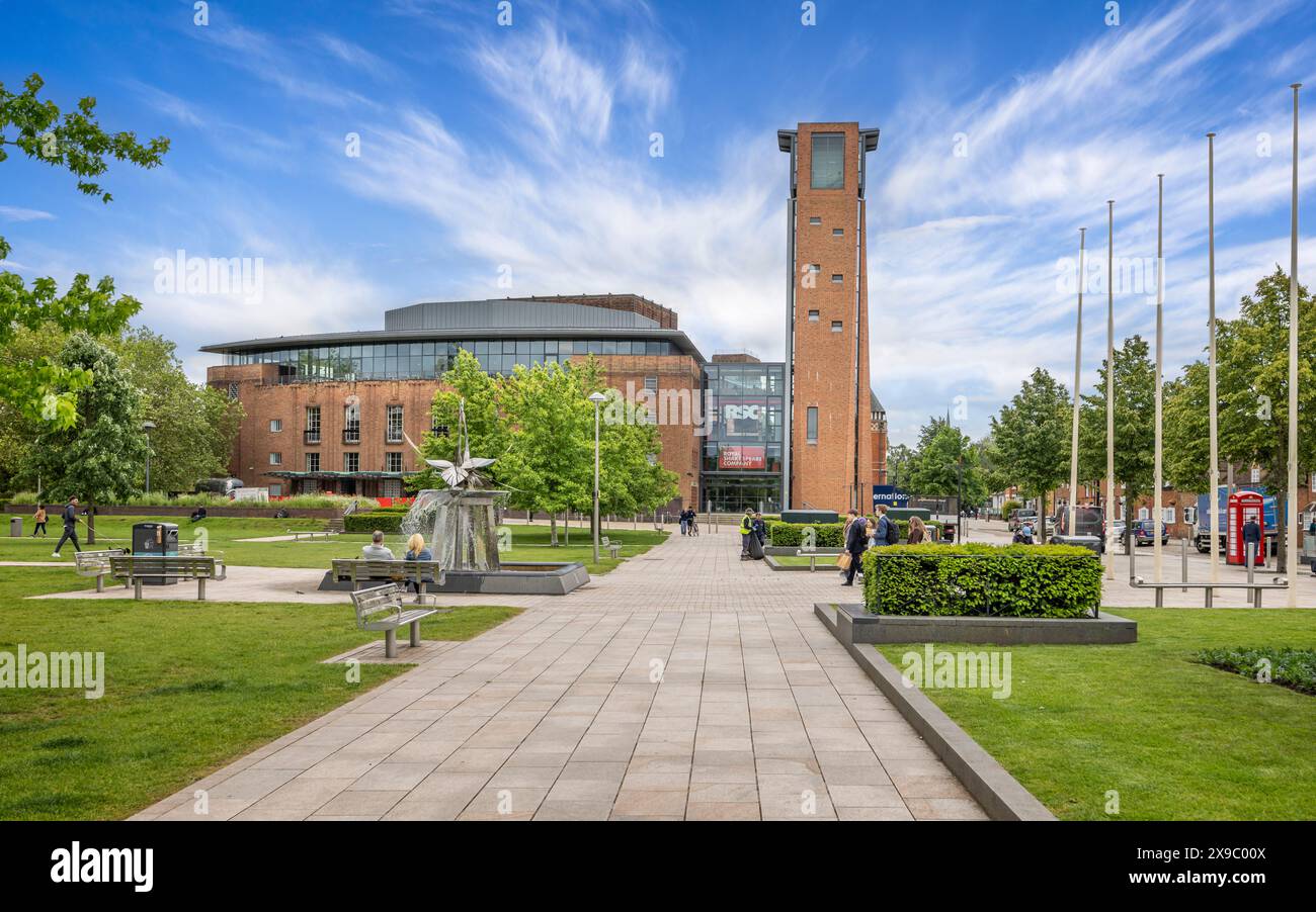 Il Royal Shakespeare Company Theatre visto dai Bancroft Gardens di Stratford upon Avon, Warwickshire, Regno Unito, il 23 maggio 2024 Foto Stock