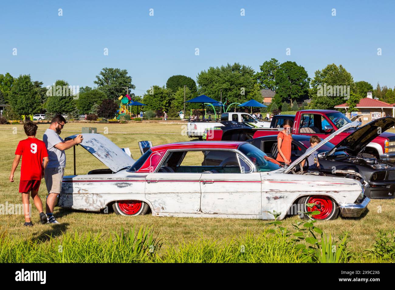 Una Chevrolet Impala bianca e rossa del 1962 in mostra in una mostra di auto al Riverside Gardens Park di Leo-Cedarville, Indiana, USA. Foto Stock