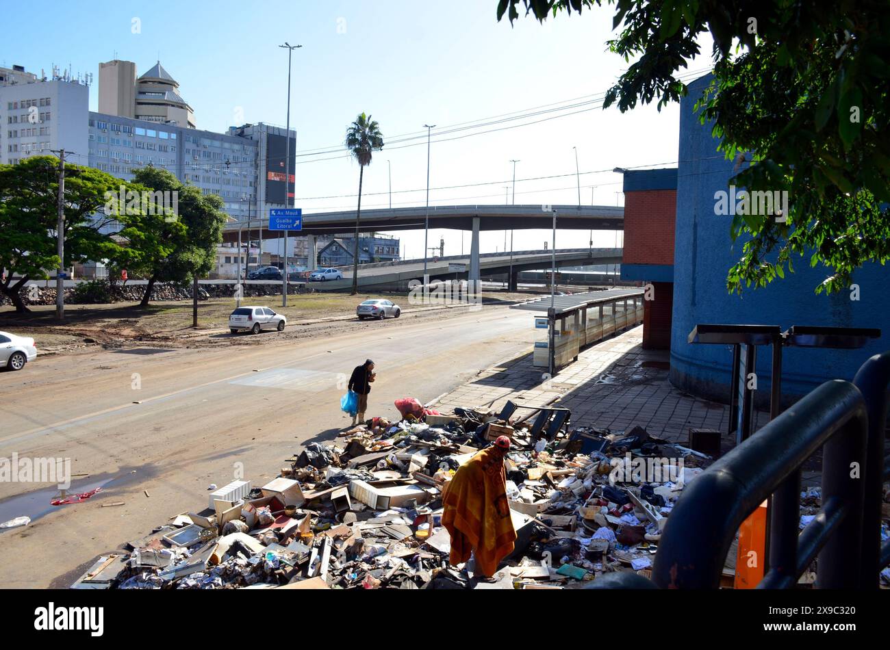 30 maggio 2024, Porto Alegre, Rio grande do sul, Brasile: Porto Alegre (RS), 05/30/2024 Ã¢â‚¬' DAMAGE/WEATHER/FLOOD/RS Ã¢â‚¬' record dei lavori di pulizia post-alluvione, nelle vicinanze della stazione centrale degli autobus di Porto Alegre, questo giovedì (30). La stazione degli autobus rimane chiusa per lavori di manutenzione e non è previsto che ritorni alle normali attività. Nel frattempo, le operazioni terminali sono effettuate in un'altra parte della città, su base temporanea. (Foto: Marcelo Oliveira/Thenews2/Zumapress) (immagine di credito: © Marcelo Oliveira/TheNEWS2 via ZUMA Press Wire) SOLO PER USO EDITORIALE! Non per USO commerciale! Foto Stock