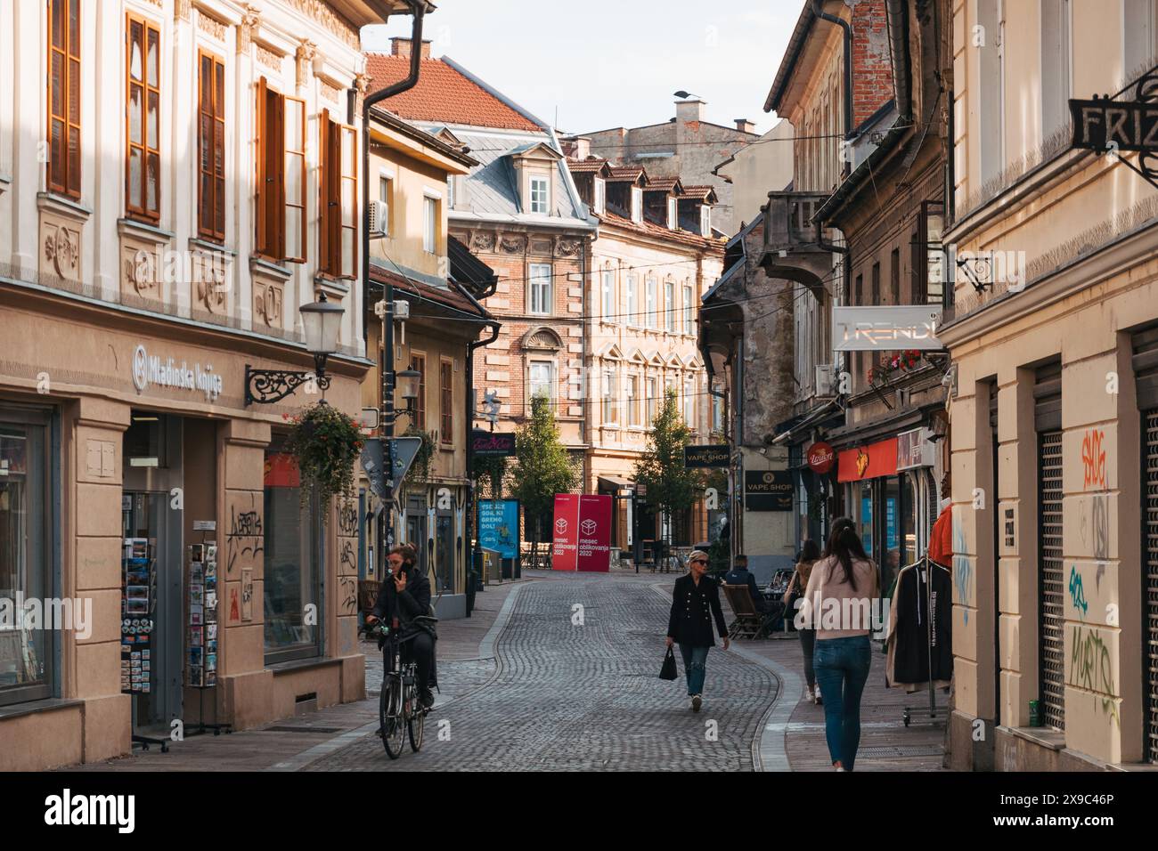 Vecchi edifici nel centro di Lubiana, in Slovenia, una mattina presto quando il sole sta sorgendo, prima che tutto sia aperto Foto Stock