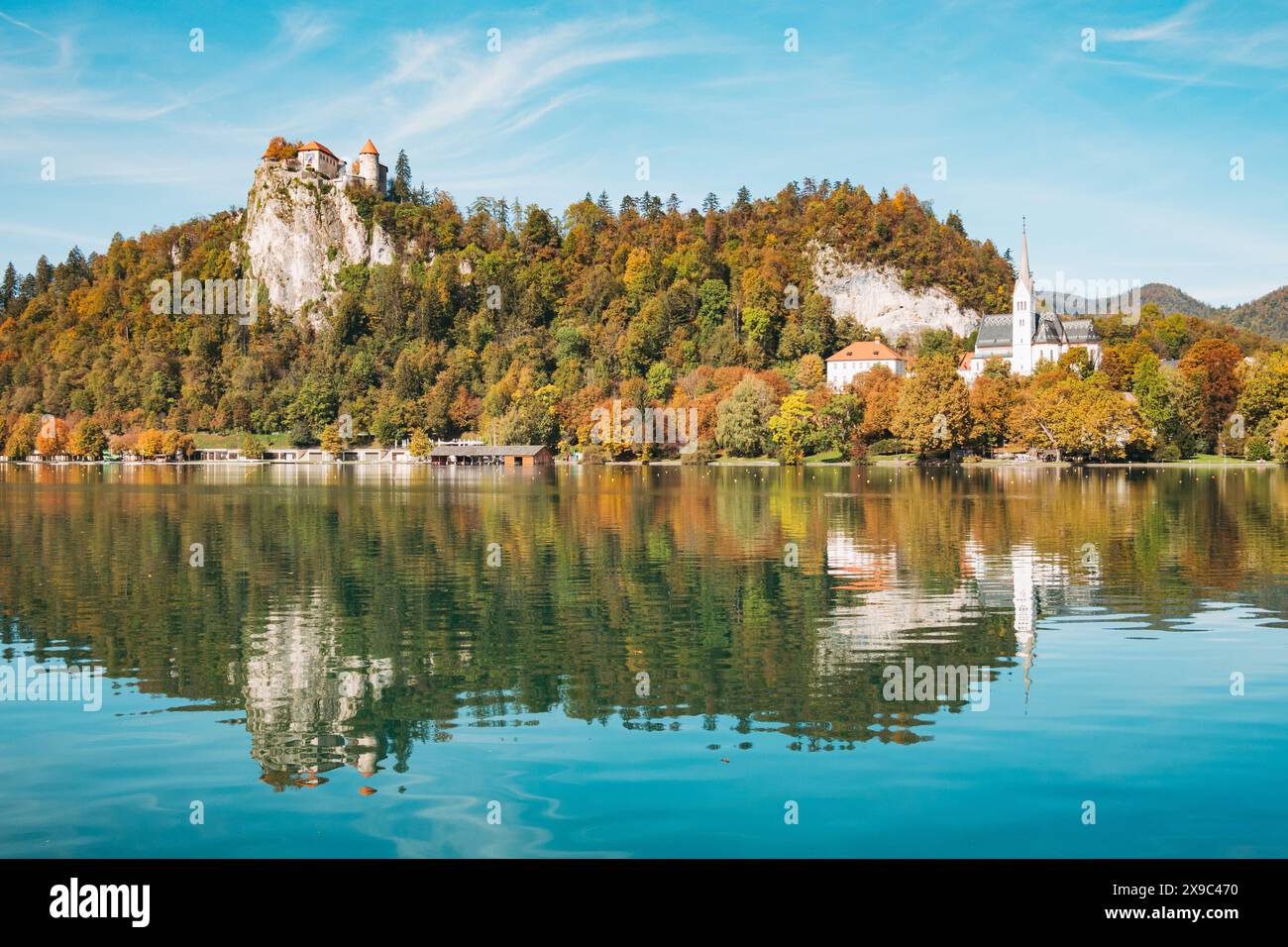 Bled Castle, arroccato sulla cima di una scogliera vicino al lago Bled, in una limpida giornata autunnale Foto Stock