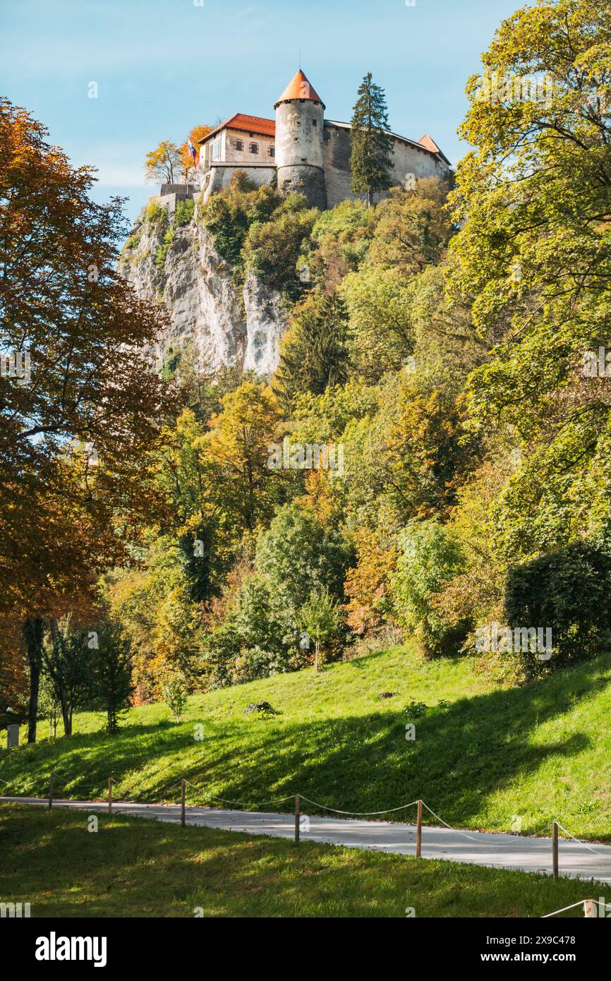 Bled Castle, arroccato sulla cima di una scogliera vicino al lago Bled, in una limpida giornata autunnale Foto Stock
