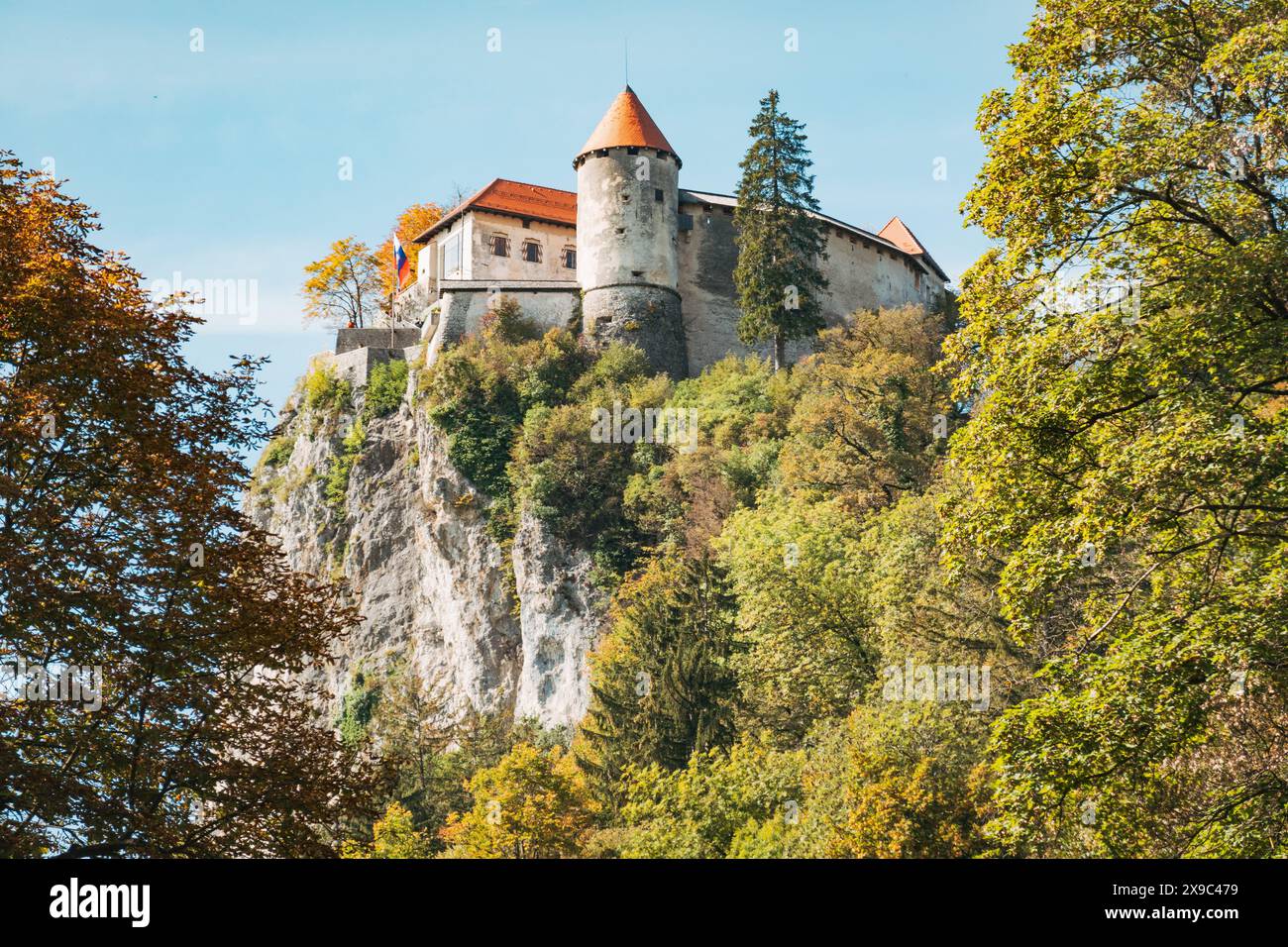 Bled Castle, arroccato sulla cima di una scogliera vicino al lago Bled, in una limpida giornata autunnale Foto Stock