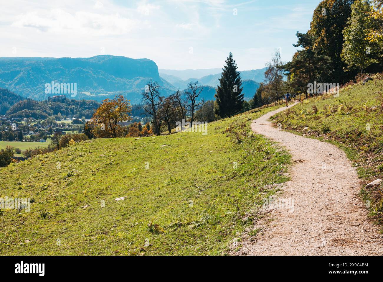 Un sentiero escursionistico attraverso la campagna slovena vicino al villaggio di Zasip, in una calda giornata autunnale Foto Stock