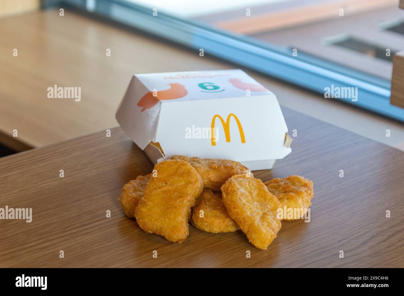 Lozienica, Polonia - 4 marzo 2024: 6 McDonalds Chicken McNuggets. Foto Stock