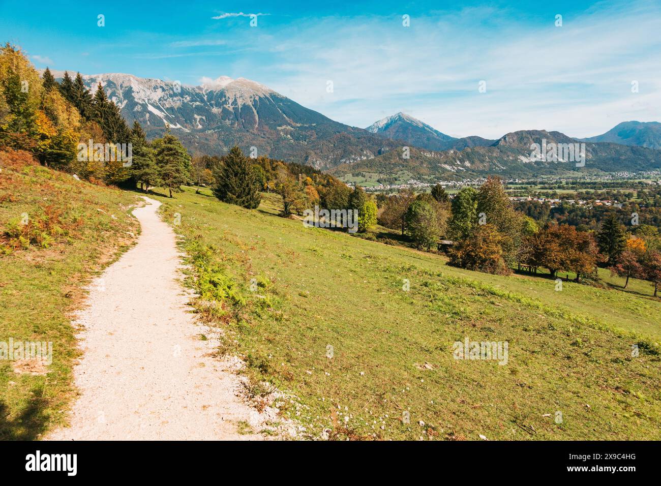 Un sentiero escursionistico attraverso la campagna slovena vicino al villaggio di Zasip, in una calda giornata autunnale Foto Stock