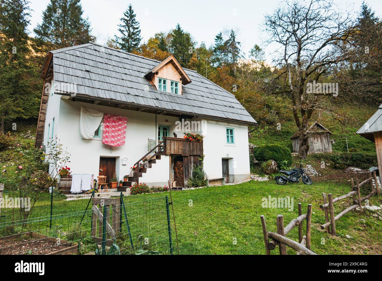 Una piccola casa vacanze sulle rive di un fiume nella valle di Soča nelle Alpi Giulie, Slovenia Foto Stock