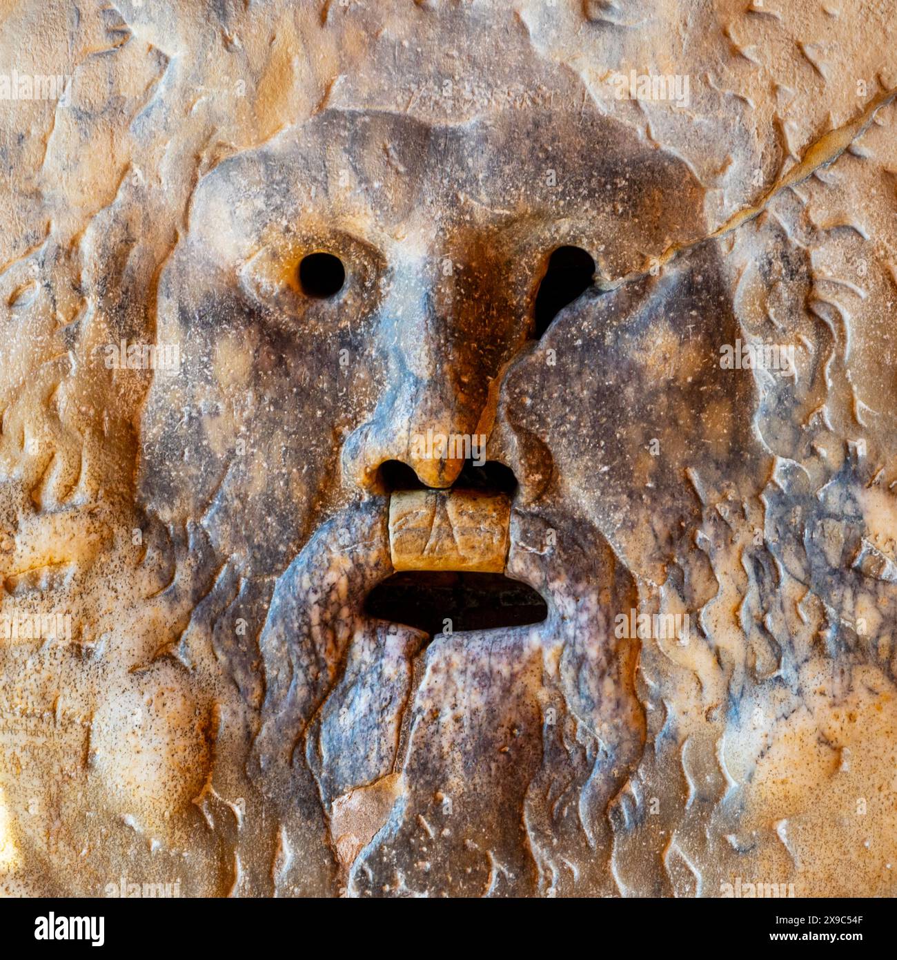 Bocca della verità, italiana: Bocca della verita, grande scrivania in marmo. Una popolare attrazione turistica situata nella chiesa di Santa Maria in Cosmedin a Roma, Italia. Vista dettagliata. Foto Stock