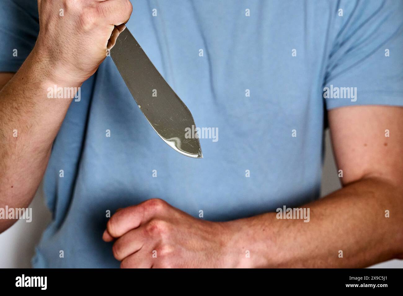 30 maggio 2024: Immagine simbolica della violenza domestica. Un uomo arrabbiato tiene in mano un coltello e stringe il pugno *** Symbolbild häusliche Gewalt. Ein wütender Mann hält ein Messer in der Hand und ballt die Faust zusammen Foto Stock