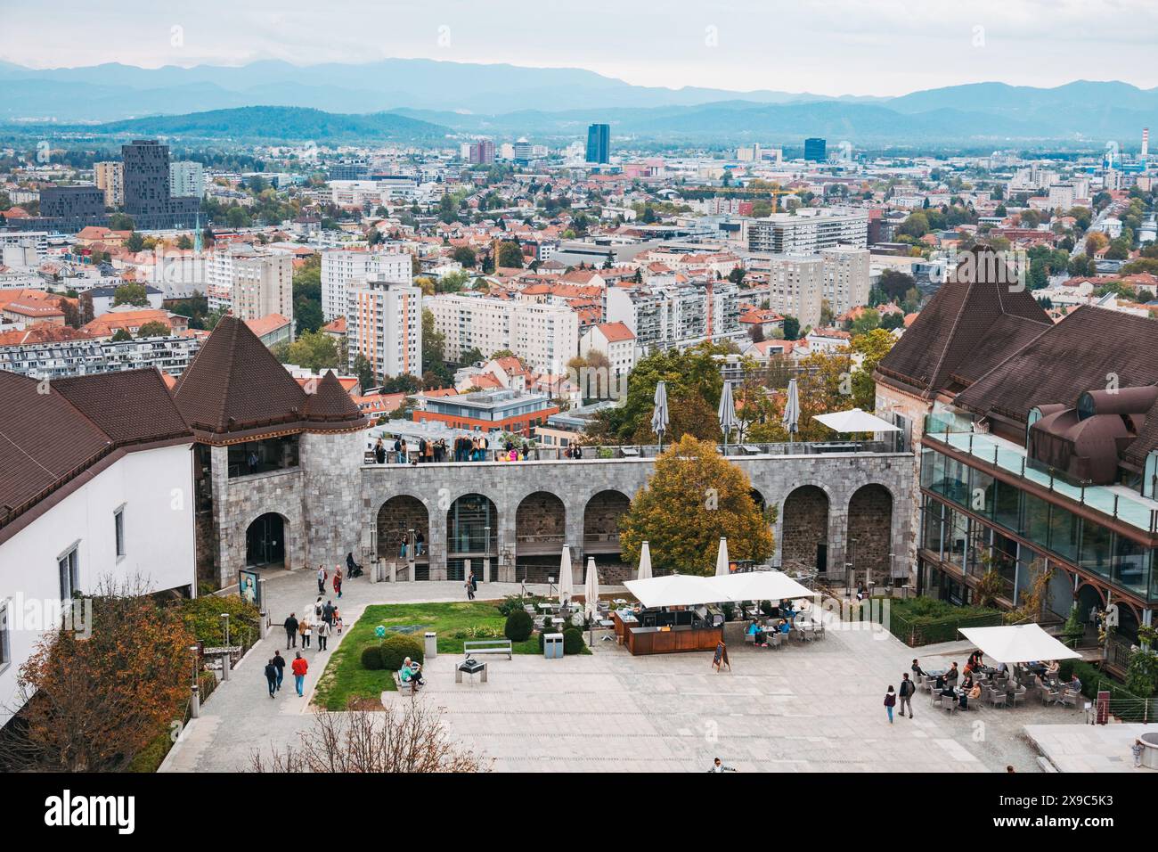 All'interno di uno dei cortili del castello di Lubiana, in Slovenia, che si affaccia sui tetti della città. I turisti vagano per il complesso medievale Foto Stock