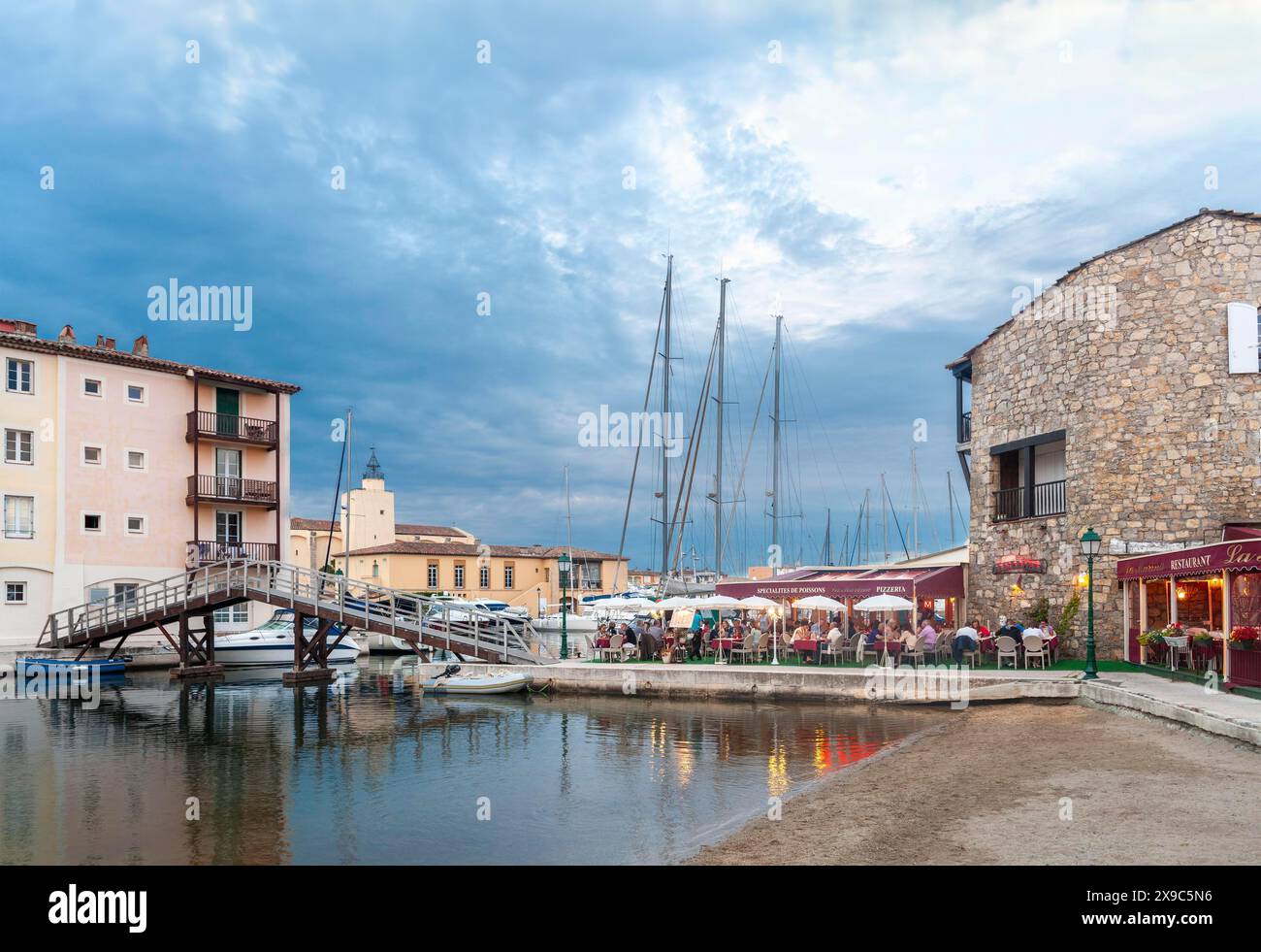 Paesaggio urbano in Rue des 2 Ports, sullo sfondo la chiesa Saint-Francois d'Assise, Port Grimaud, Var, Provence-Alpes-Cote d'Azur, Francia Foto Stock