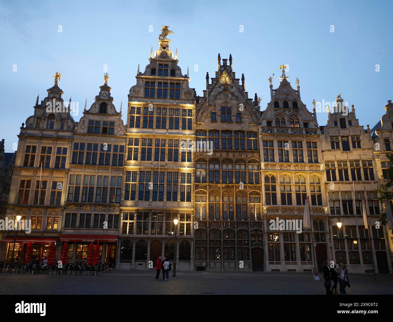 Edifici storici con facciate illuminate in una scena serale della città, la storica piazza del mercato di Anversa di notte, anversa, belgio Foto Stock