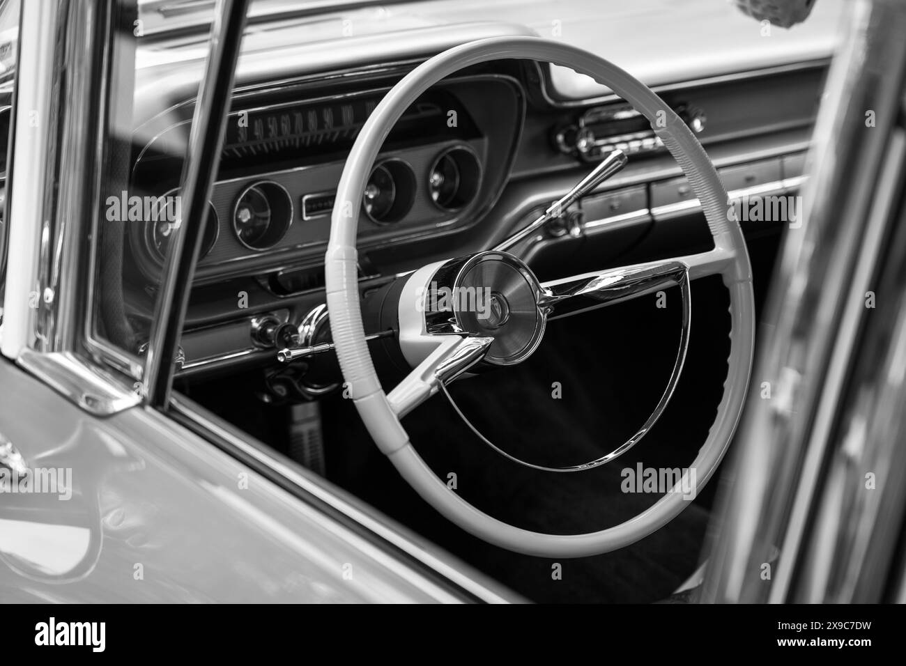 BERLINO - 4 MAGGIO 2024: Gli interni di un'auto full-size Pontiac Catalina, 1960. Bianco e nero. Classic Days Berlin 2024. Foto Stock