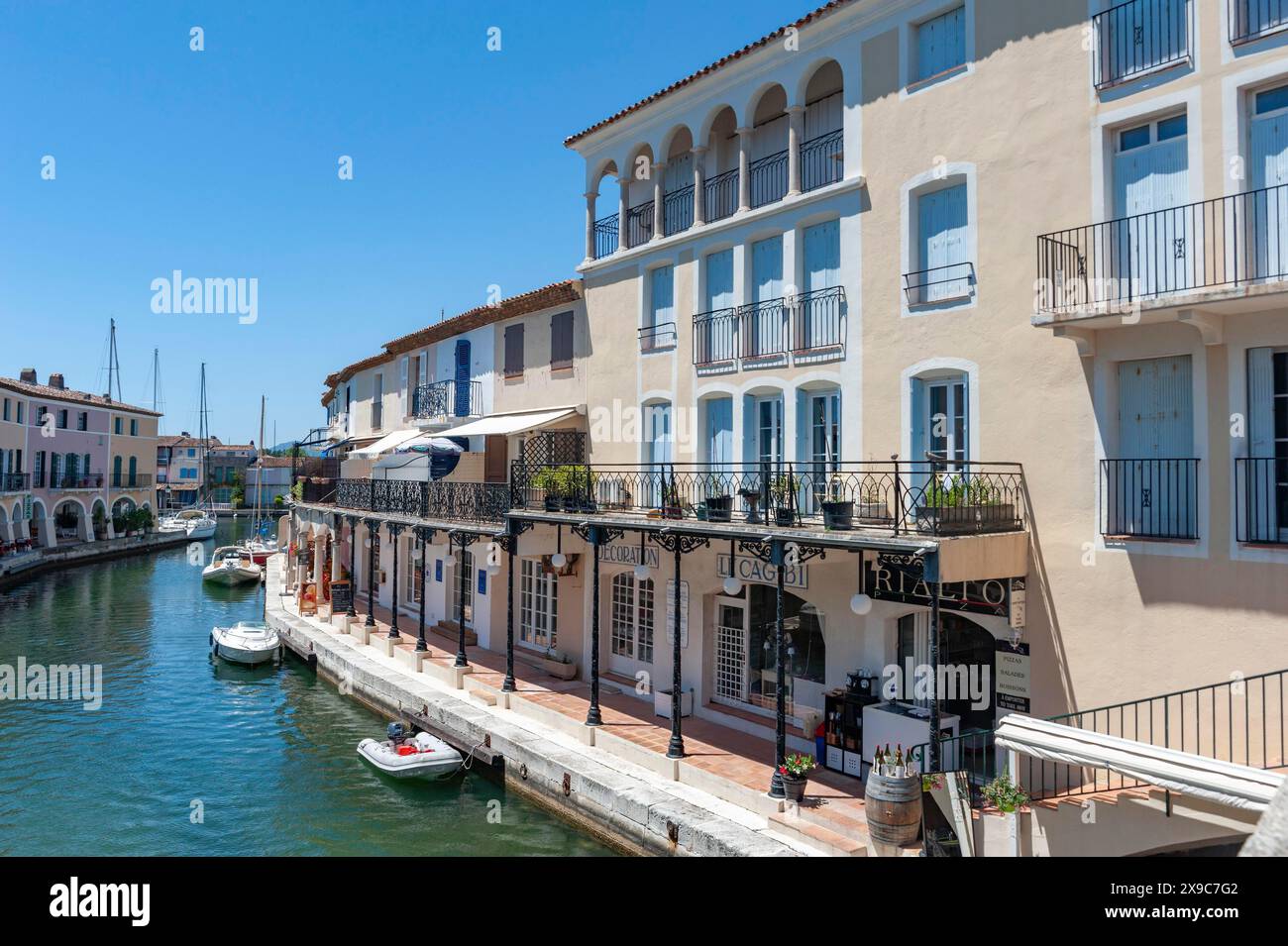 Paesaggio urbano con ristoranti e negozi al Pont Principal du Port grimaud, Port Grimaud, Var, Provence-Alpes-Cote d'Azur, Francia Foto Stock