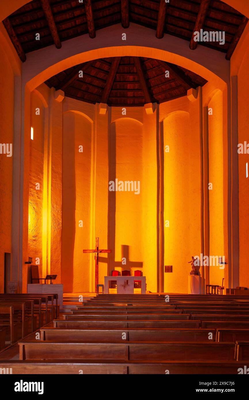 Interno della chiesa di Saint-Francois d'Assise, Port Grimaud, Var, Provence-Alpes-Cote d'Azur, Francia Foto Stock