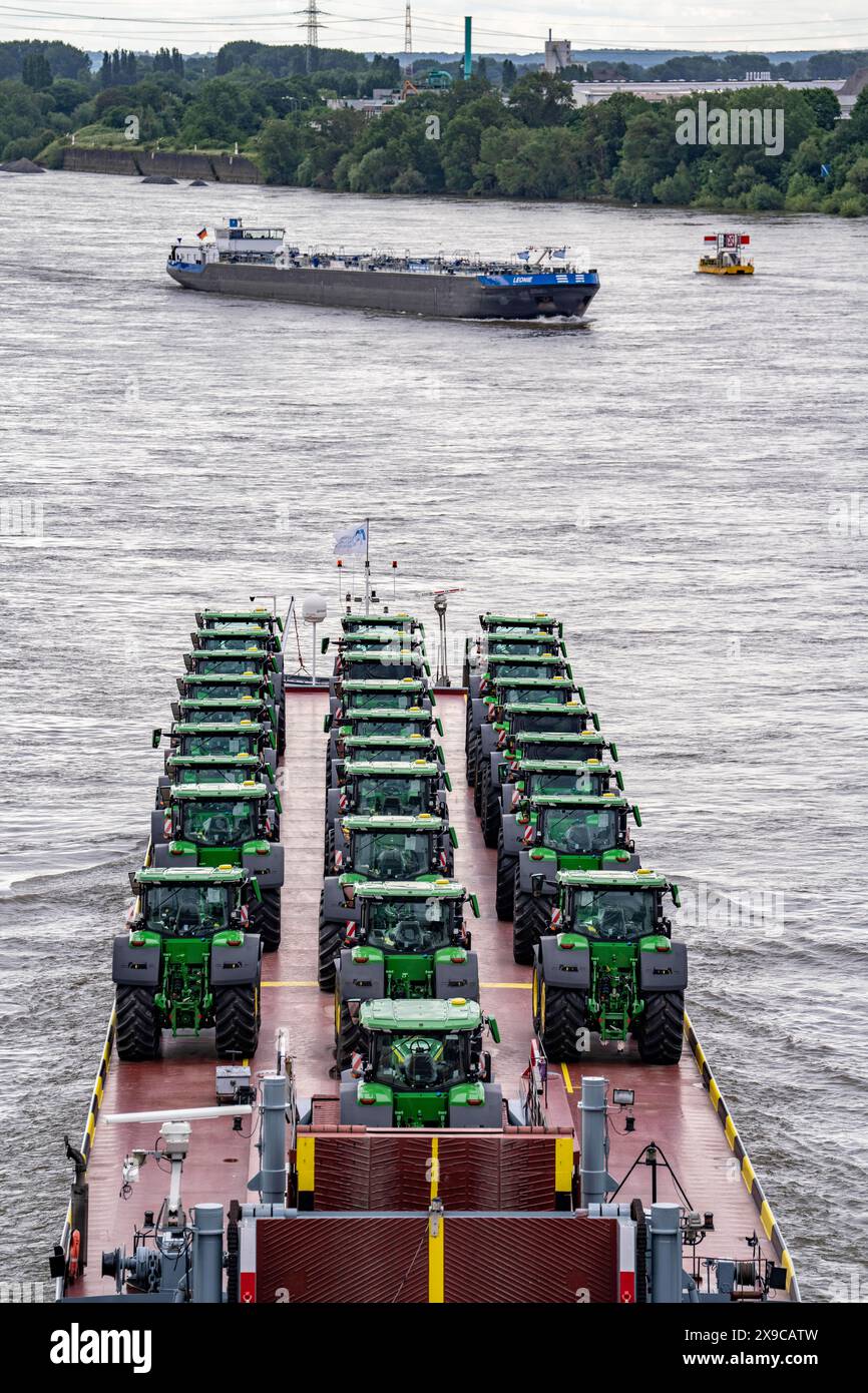 Rhine RO-ro Service BV, Fahrzeug Frachter Dynamica, Transportiert Gerade Trecker, Traktoren, Frachtschiff auf dem Rhein, bei Krefeld, Deutschland, Rheinschifffahrt *** Rhine RO ro Service BV, cargo Dynamica, trasporta trattori diritti, trattori, navi da carico sul Reno, vicino a Krefeld, Germania, navigazione sul Reno Foto Stock