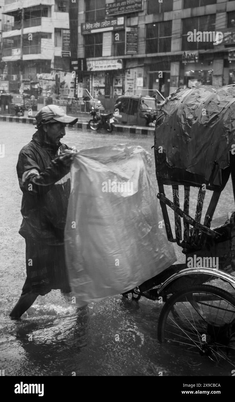 Cyclone Remal ha causato forti piogge, inondazioni e forti venti nella città di Dacca, causando interruzioni dei trasporti, interruzioni di corrente e importanti proprietà Foto Stock