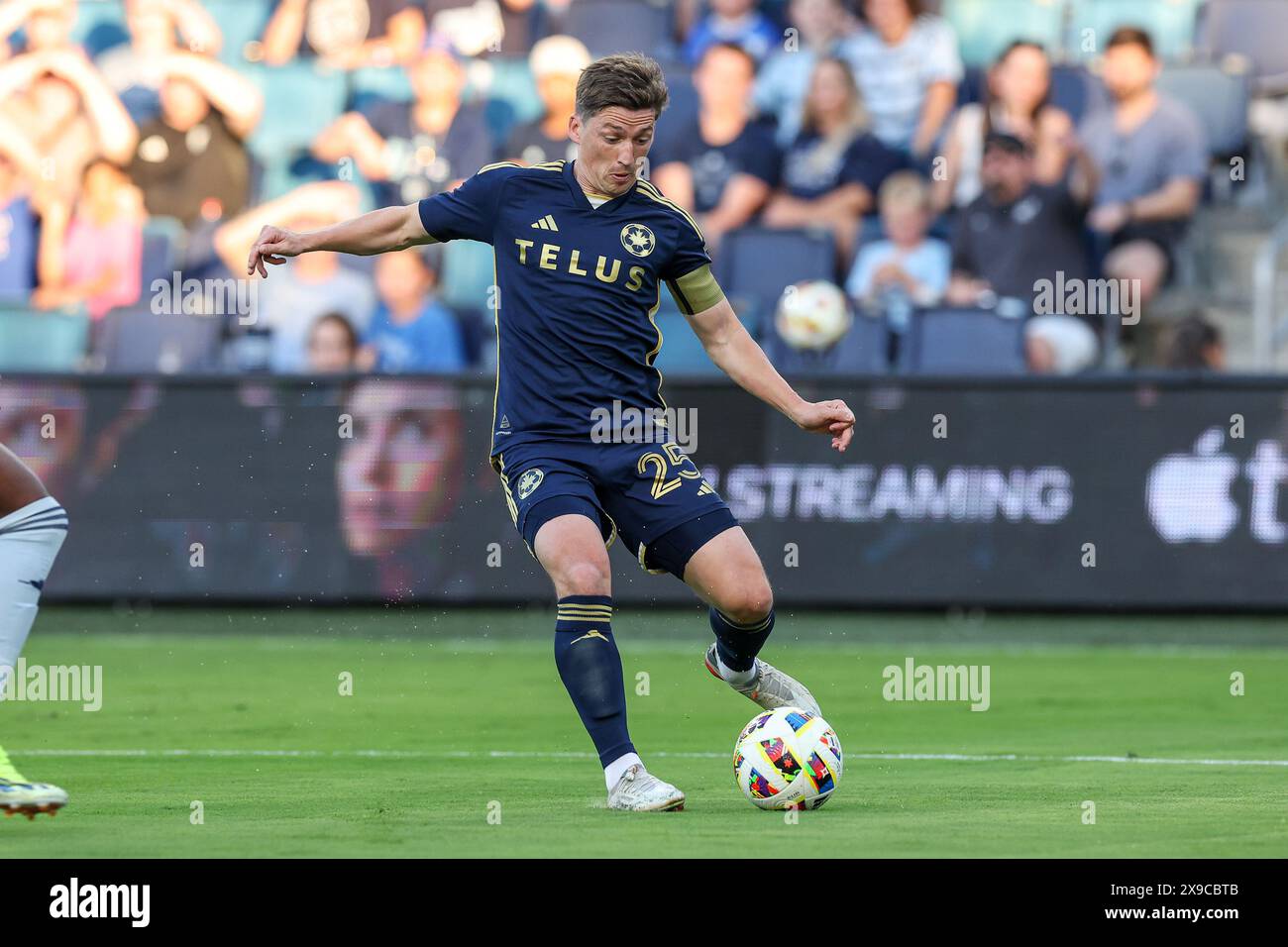 Kansas City, Kansas, Stati Uniti. 29 maggio 2024. Ryan Gauld (25), attaccante dei Vancouver Whitecaps FC, passa la palla contro lo Sporting Kansas City al Children's Mercy Park di Kansas City, Kansas. David Smith/CSM (immagine di credito: © David Smith/Cal Sport Media). Crediti: csm/Alamy Live News Foto Stock