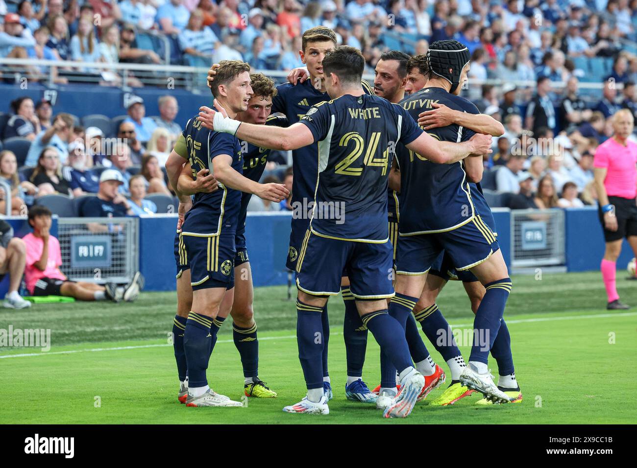 Kansas City, Kansas, Stati Uniti. 29 maggio 2024. Ryan Gauld (25), attaccante del Vancouver Whitecaps FC, celebra il gol con i suoi compagni di squadra durante una partita contro lo Sporting Kansas City al Children's Mercy Park di Kansas City, Kansas. David Smith/CSM/Alamy Live News Foto Stock