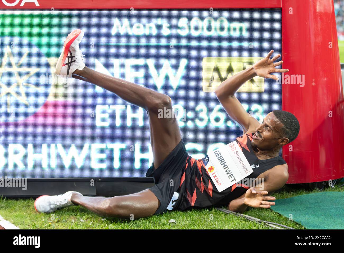 Oslo, Norvegia 30 maggio 2024 Hagos Gebrhiwet, Etiopia, celebra la vittoria dell'evento maschile 5000m alla Wanda Diamond League tenutasi agli Oslo Bislett Games di Oslo, Norvegia crediti: Nigel Waldron/Alamy Live News Foto Stock