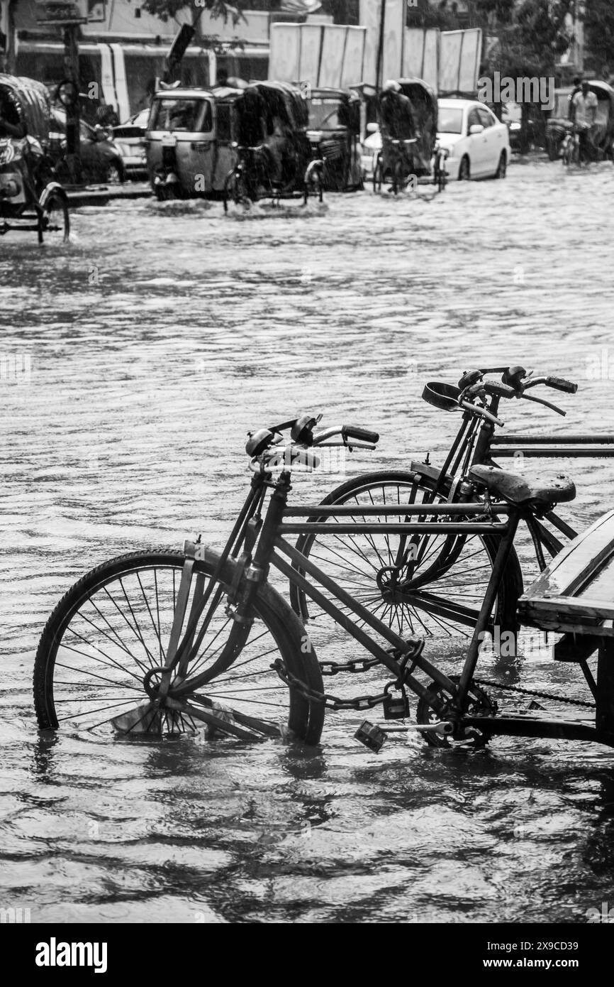 Cyclone Remal ha causato forti piogge, inondazioni e forti venti nella città di Dacca, causando interruzioni dei trasporti, interruzioni di corrente e importanti proprietà Foto Stock