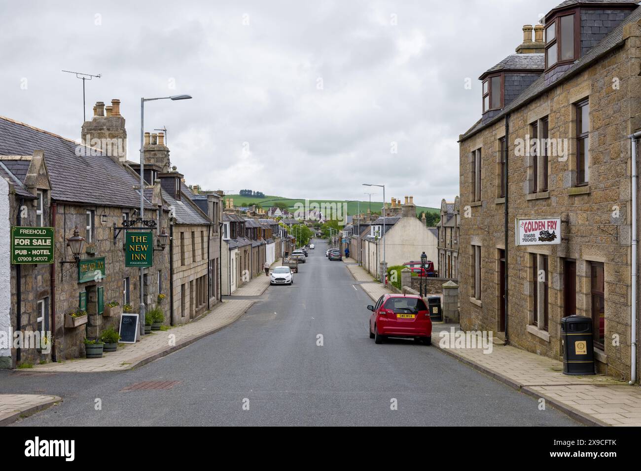 30 maggio 2024. Aberchirder, Aberdeenshire, Scozia. Questa è la strada principale del villaggio