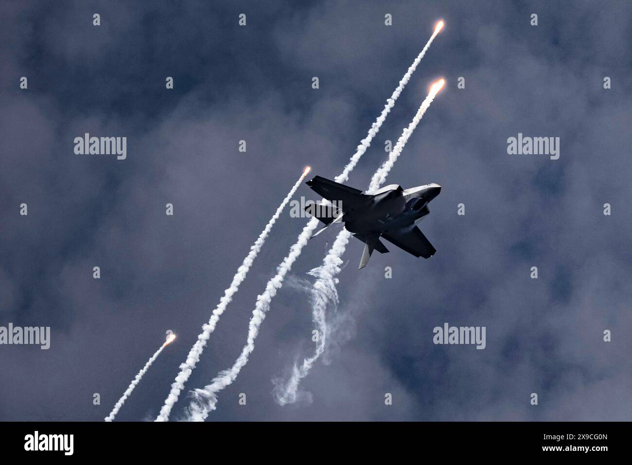 Miami Beach, Florida, Stati Uniti. 25 maggio 2024. Un F-35A Lightning II della U.S. Air Force assegnato al F-35A Lightning II Demonstration Team si esibisce all'Air and Sea Air Show sopra Miami Beach, Florida, maggio 25. 2024. L'F-35A è un combattente multiruolo agile, versatile, ad alte prestazioni e con capacità 9g che combina furtività, fusione di sensori e una consapevolezza situazionale senza precedenti. (Credit Image: © U.S. Air Force/ZUMA Press Wire) SOLO PER USO EDITORIALE! Non per USO commerciale! Foto Stock