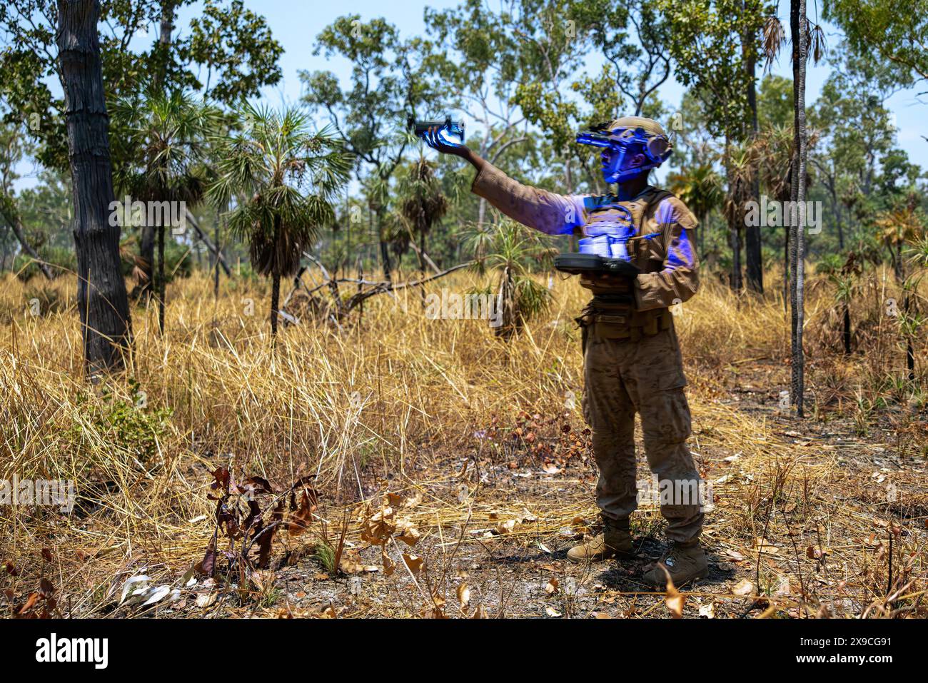 23 maggio 2024 - Mount Bundey Training area, Northern Territory, Australia - U.S. Marine Corps Lance Cpl. Emmanuel Saulsberry, fuciliere con Echo Company, 2nd Battalion, 5th Marine Regiment (Reinforced), Marine Rotational Force'''“ Darwin 24.3, vola con un sistema di piccoli aerei senza equipaggio Parrot ANAFI USA durante un raggio d'attacco di squadra come parte dell'esercitazione Predators Walk presso Mount Bundey Training area, NT, Australia, 23 maggio 2024. Durante la Predators Walk, i Marines sono stati in grado di condurre una squadra di fuoco vivo sviluppando ulteriormente le abilità e la fiducia necessarie per avere successo a livello di unità di piccole dimensioni. Saulsberry Foto Stock