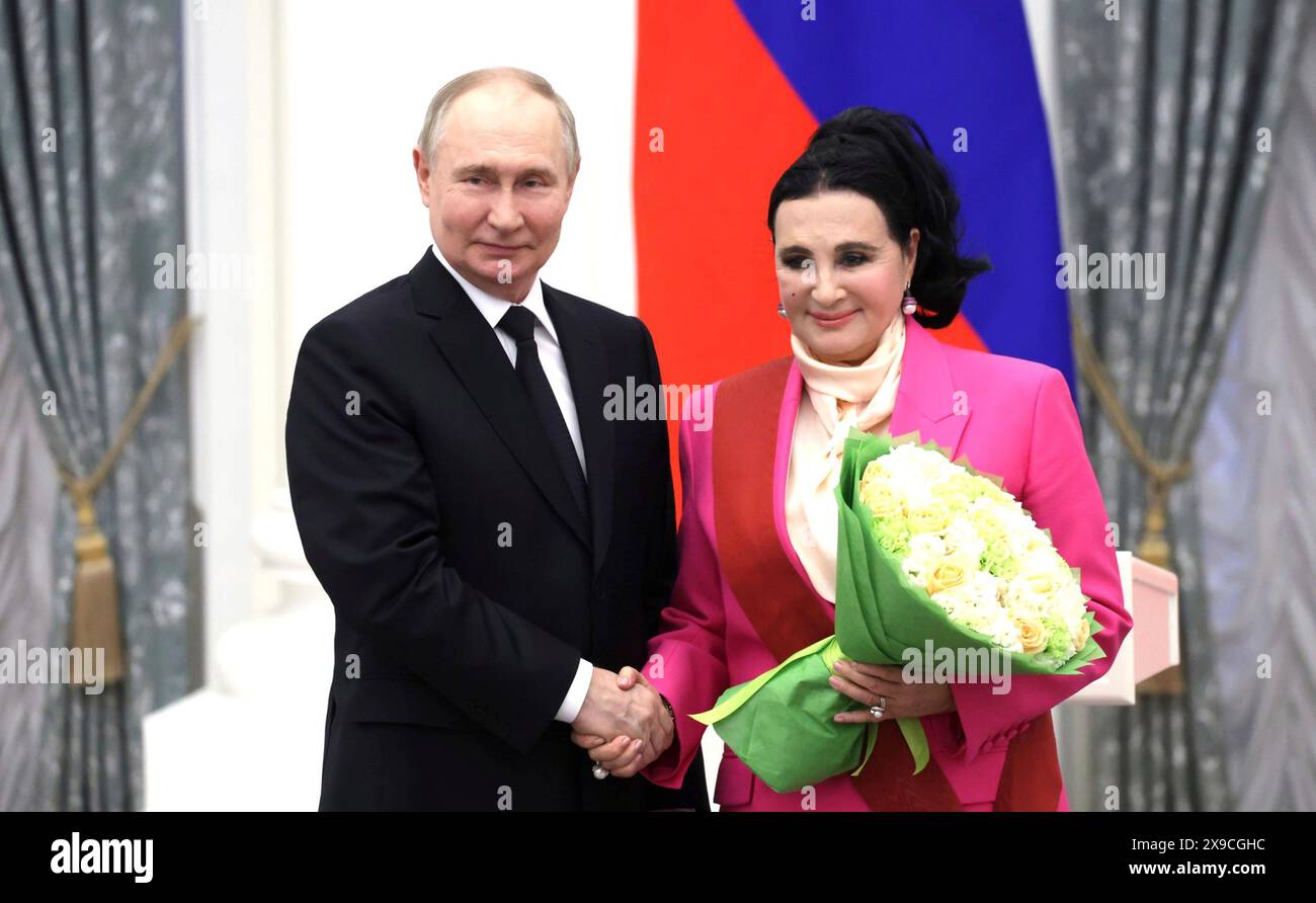 Mosca, Russia. 30 maggio 2024. Il presidente russo Vladimir Putin, a sinistra, presenta il presidente della Federazione russa di ginnastica ritmica Irina Viner, a destra, con l'ordine dei meriti alla Patria di prima classe durante una cerimonia di premiazione nella sala di Santa Caterina del Palazzo del Cremlino, 30 maggio 2024, a Mosca, Russia. Crediti: Vyacheslav Prokofyev/piscina del Cremlino/Alamy Live News Foto Stock