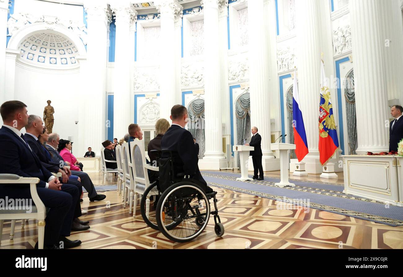 Mosca, Russia. 30 maggio 2024. Il presidente russo Vladimir Putin, pronuncia le sue osservazioni durante una cerimonia di premiazione che presenta le più alte medaglie di stato nella sala di Santa Caterina del Palazzo del Cremlino, 30 maggio 2024, a Mosca, Russia. Crediti: Vyacheslav Prokofyev/piscina del Cremlino/Alamy Live News Foto Stock