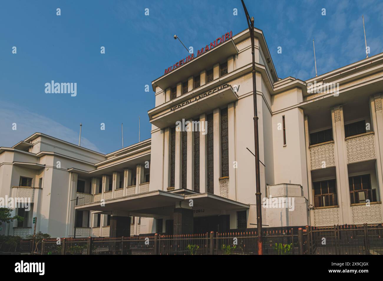 Giacarta, Indonesia - 7 maggio 2024. La facciata neoclassica del Museo Mandiri, situato a Kota tua, la città vecchia di Giacarta, era una volta la sede della N Foto Stock