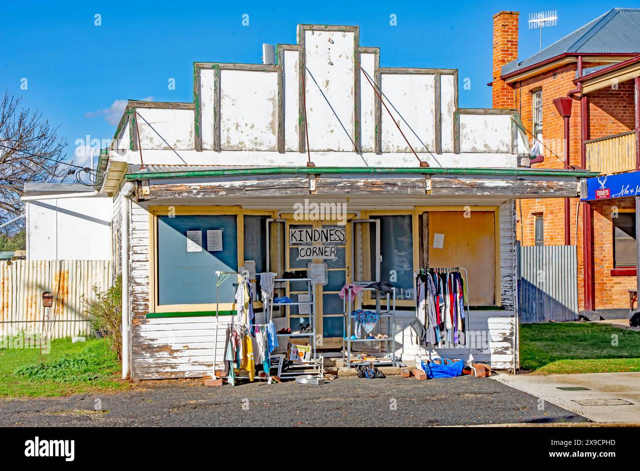 Un vecchio negozio chiuso di pannelli in pelle che supporta un angolo gentilezza dove gli articoli assortiti vengono lasciati e raccolti o scambiati. Bundarra NSW Australia. Foto Stock