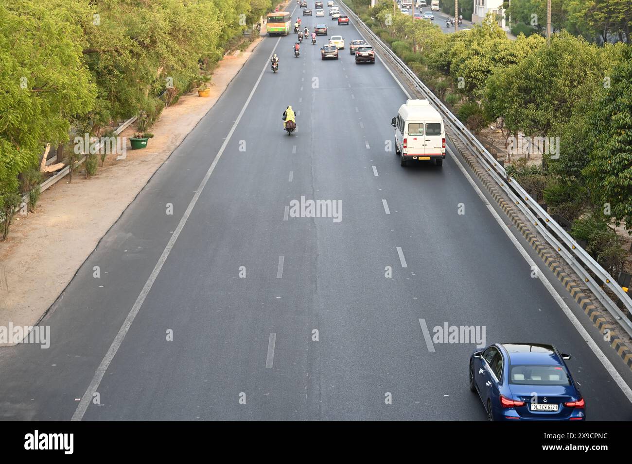 Mostra l'autostrada a sei corsie che si estende in lontananza, evidenziando il flusso fluido del traffico. #Road , #Expressway , #Cars, #Traffic Foto Stock