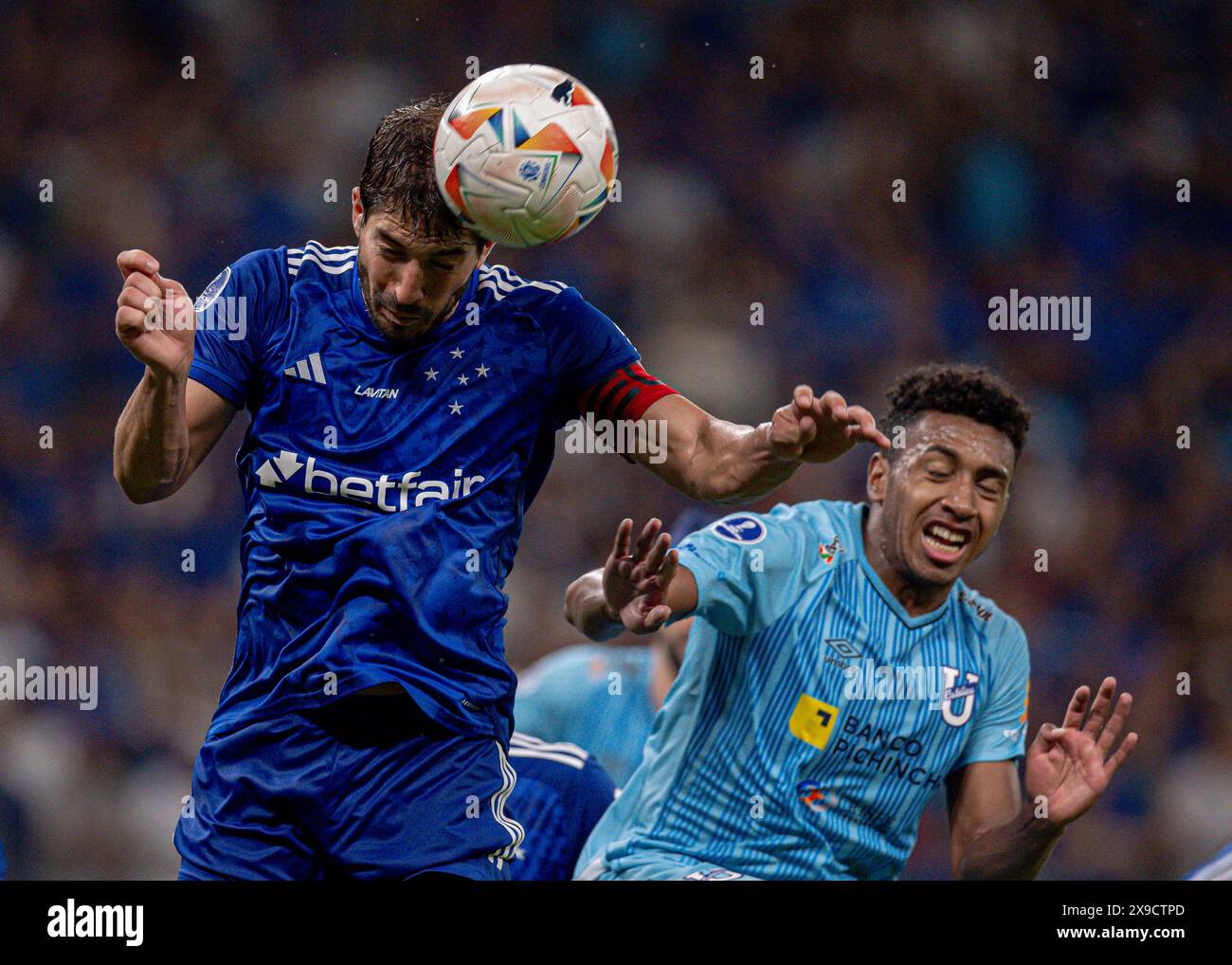 Belo Horizonte, Brasile. 30 maggio 2024. Lucas Silva di Cruzeiro si batte per il possesso di palla con Daniel Clavijo dell'Universidad Catolica (CHI), durante la partita tra Cruzeiro e Universidad Catolica (CHI) per il sesto round del gruppo B della Copa Sudamericana 2024, allo Stadio Mineirao, a Belo Horizonte, Brasile il 30 maggio. Foto: Gledston Tavares/DiaEsportivo/Alamy Live News crediti: DiaEsportivo/Alamy Live News Foto Stock