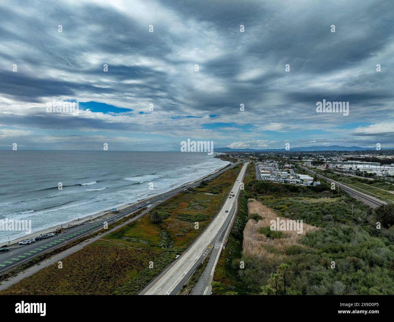 Vista aerea della Coast Highway lungo l'Oceano Pacifico vicino a Carlsbad California Foto Stock