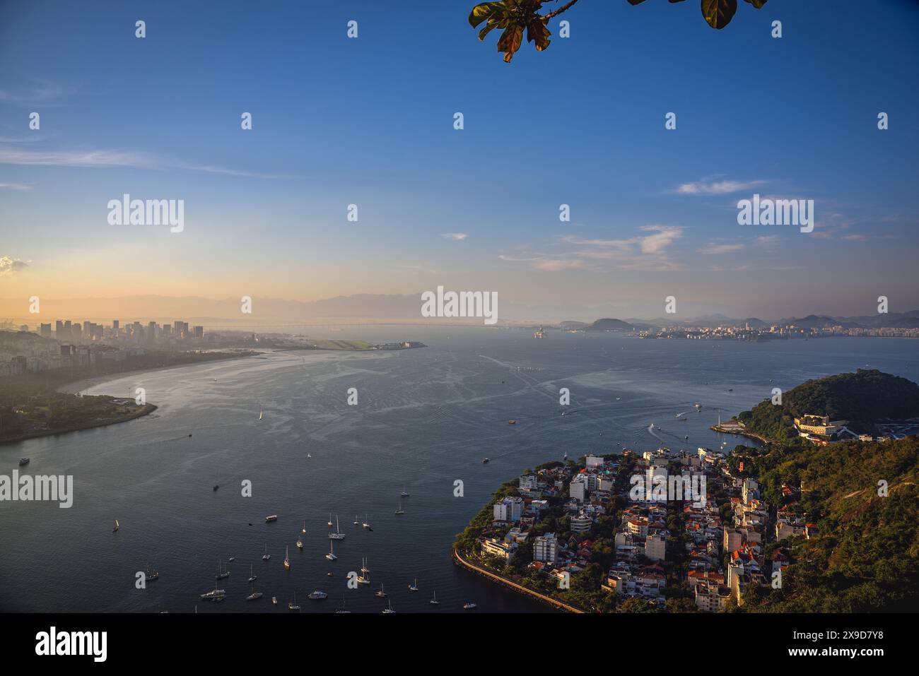 Vista del tramonto da Morro da Urca alla baia di Guanabara, Urca e Flamengo Beach - Rio de Janeiro, Brasile Foto Stock